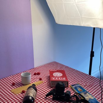 Fotostudio mit Produkten auf einem Tisch